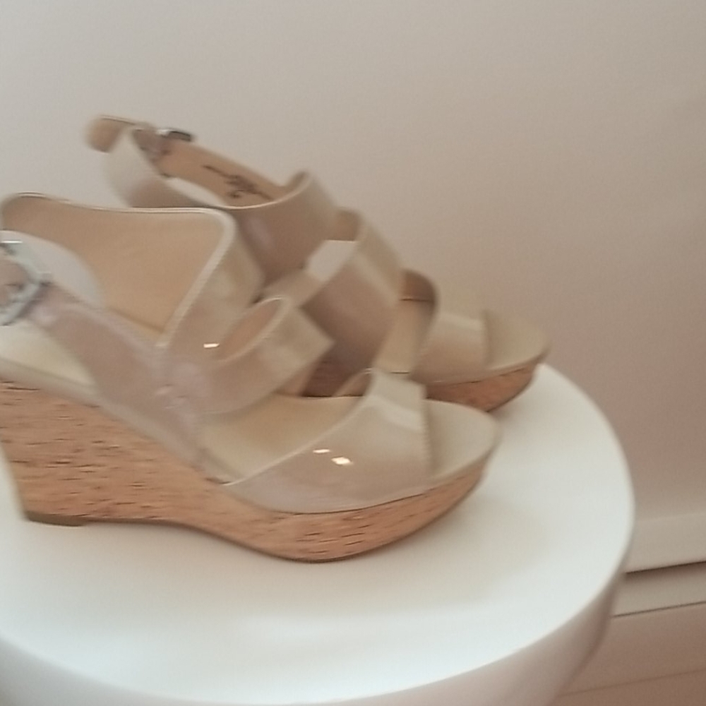 NINE WEST Women's Wedge Sandal Sz.6 Taupe Pattent - Picture 3 of 4